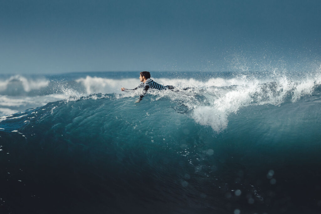 Cam Richards (USA) paddling through a Cristal clear wave by ondrej kolacek