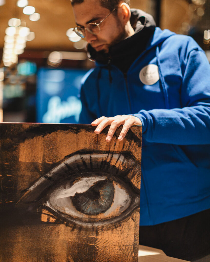 Philipp Brogli from Artstübli holding a canvas